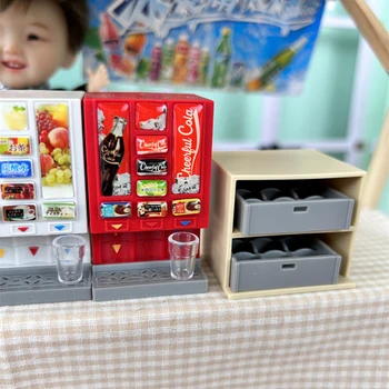 1 Adet 1: 12 Evcilik Minyatür Suyu / Kola Makinesi depolama dolabı Modeli Bebek Evi mutfak mobilyası Dekorasyon Aksesuarları