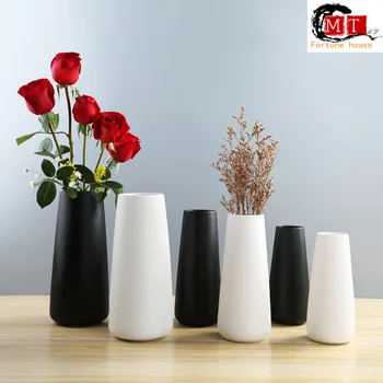 Basit ve modern İskandinav beyaz çiçekler takılı Çin kurutulmuş çiçek el sanatları ev dekorasyon seramik vazolar
